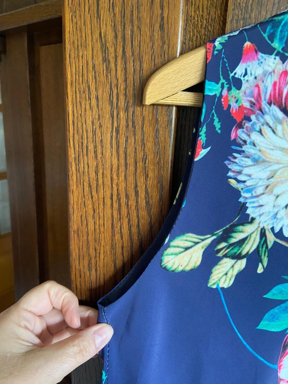 Blusa vaporosa, estampado floral, doble, con forro. Cerezas. Talla L – photo 6